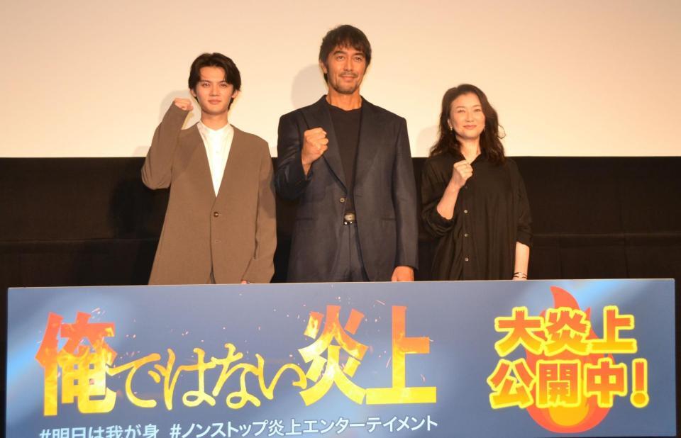 　「俺ではない炎上」大炎上御礼イベントに登場した（左から）藤原大祐、阿部寛、夏川結衣＝新宿区・新宿ピカデリー
