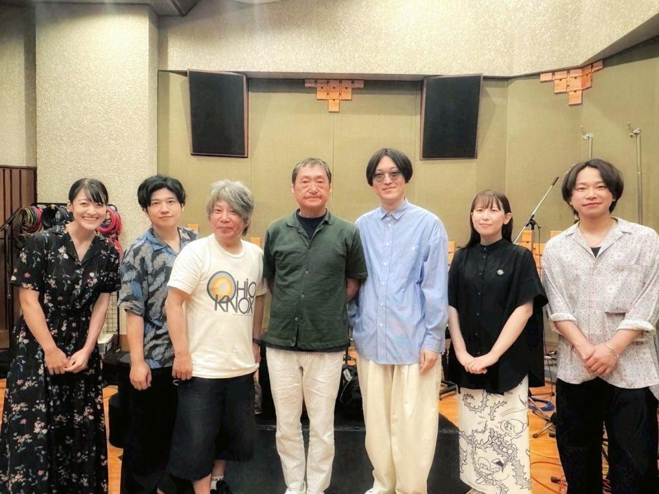 　南佳孝（中央）、佐橋佳幸（左から３人目）とＧＯＯＤ　ＢＹＥ　ＡＰＲＩＬ