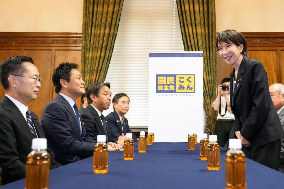 　国民民主党の玉木代表（左から２人目）らと面会する自民党の高市総裁（右端）