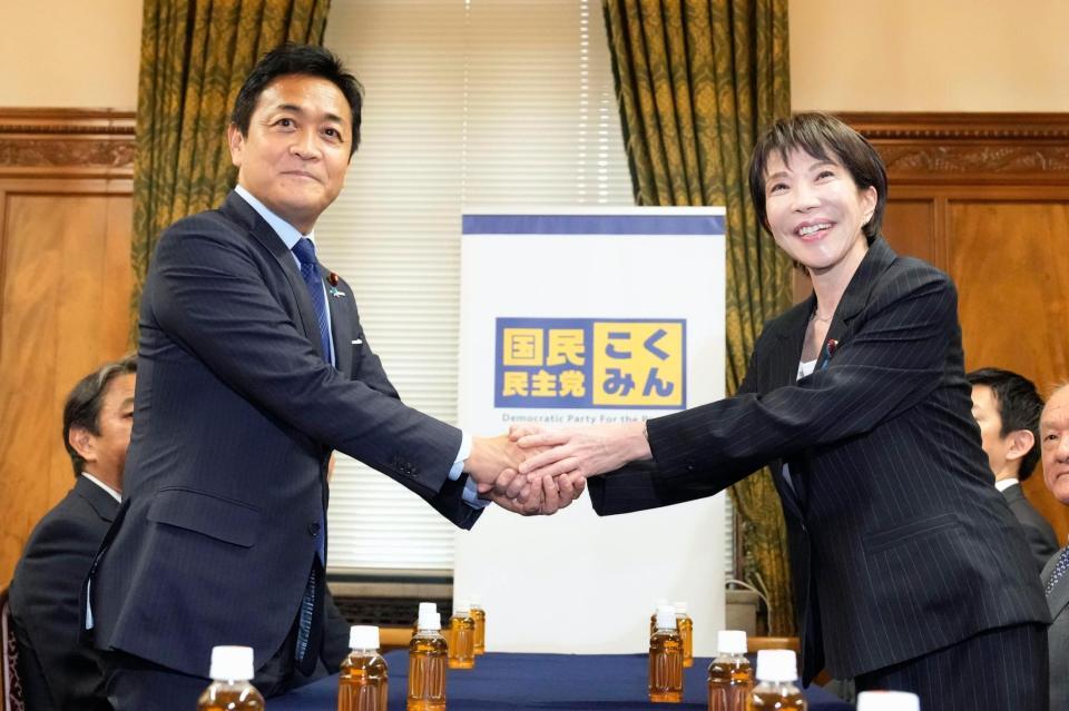 　国民民主党の玉木代表（左）と面会し、握手する自民党の高市総裁