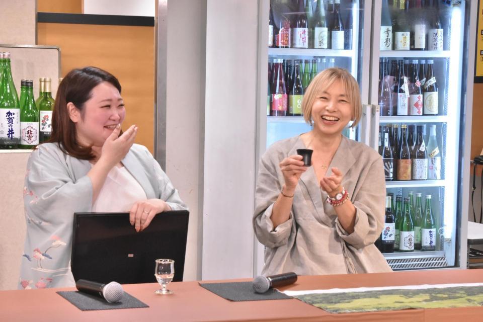 　イベントで日本酒を試飲してご機嫌の山口智子（右）