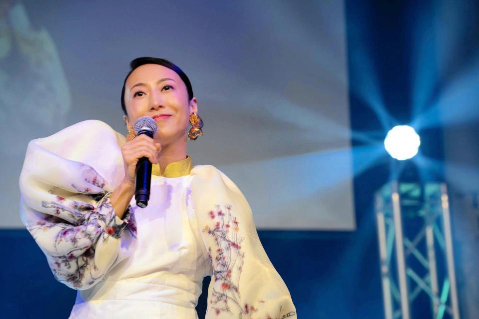 　熱唱する一青窈