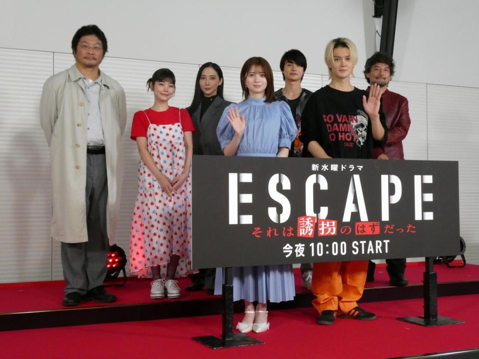 　写真撮影に応じる（前列左から）桜田ひより、佐野勇斗、（後列左から）松尾諭、加藤千尋、ファーストサマーウイカ、結木滉星、山口馬木也