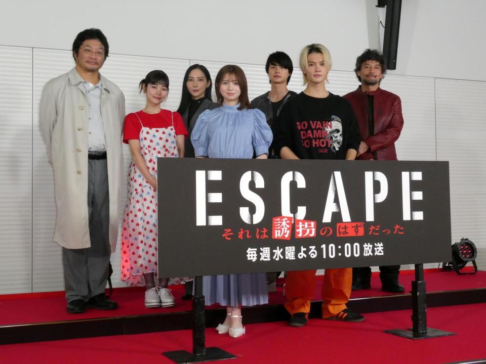 　写真撮影に応じる（前列左から）桜田ひより、佐野勇斗、（後列左から）松尾諭、加藤千尋、ファーストサマーウイカ、結木滉星、山口馬木也