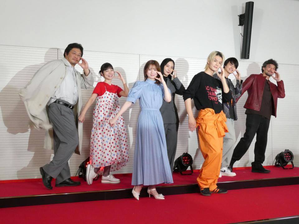 　「ＥＳＣＡＰＥポーズ」を決める（前列左から）桜田ひより、佐野勇斗、（後列左から）松尾諭、加藤千尋、ファーストサマーウイカ、結木滉星、山口馬木也