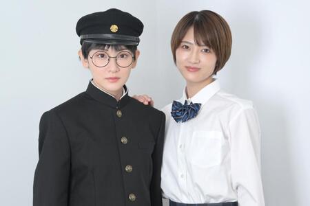 　乃木坂４６時代の同期で朗読演劇「図書委員界」で共演する生駒里奈（左）と若月佑美（撮影・伊藤笙子）