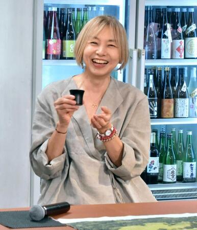 　イベントで日本酒を試飲する山口智子