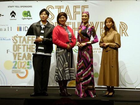 　撮影に応じる（左から）西村真二、きょん、アンミカ、藤本美貴