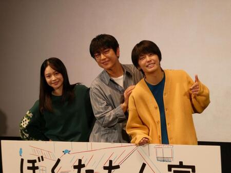 　写真に応じる（左から）白鳥玉季、及川光博、手越祐也＝都内