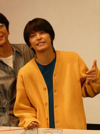 　写真撮影に応じる手越祐也