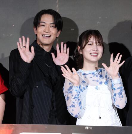 　夫婦で登壇し笑顔の石川界人、内田真礼（撮影・金田祐二）