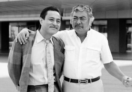 　勝新太郎さん（右）。左は津川雅彦さん＝１９８６年６月