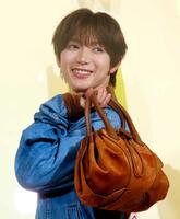 　ポーズをとる七五三掛龍也