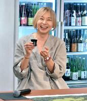 　イベントで日本酒を試飲する山口智子