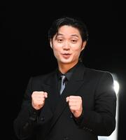 　ファイティングポーズをとる磯村勇斗（撮影・園田高夫）