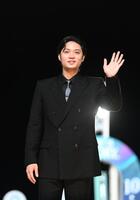 　ファンに手を振る磯村勇斗（撮影・園田高夫）