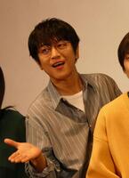 　写真に応じる及川光博