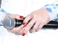 　内田真礼の左手薬指の指輪（撮影・金田祐二）