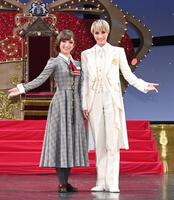 　終演後のフォトセッションに応じる風羽咲季（左）と大路りせ（撮影・高部洋祐）