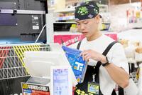 　ドン・キホーテの店員としてレジで接客する那須川天心＝提供写真