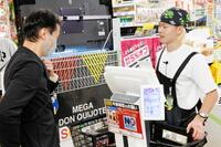 　ドン・キホーテの店員としてレジで接客する那須川天心（右）＝提供写真