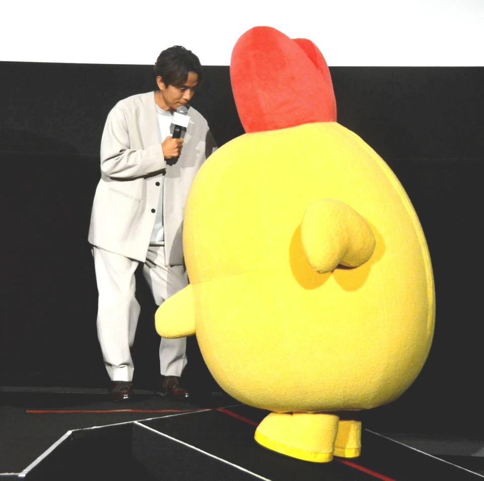 　劇場アニメ「映画　すみっコぐらし　空の王国とふたりのコ」のおひろめ試写会で、登壇するキャラクターをサポートする井ノ原快彦