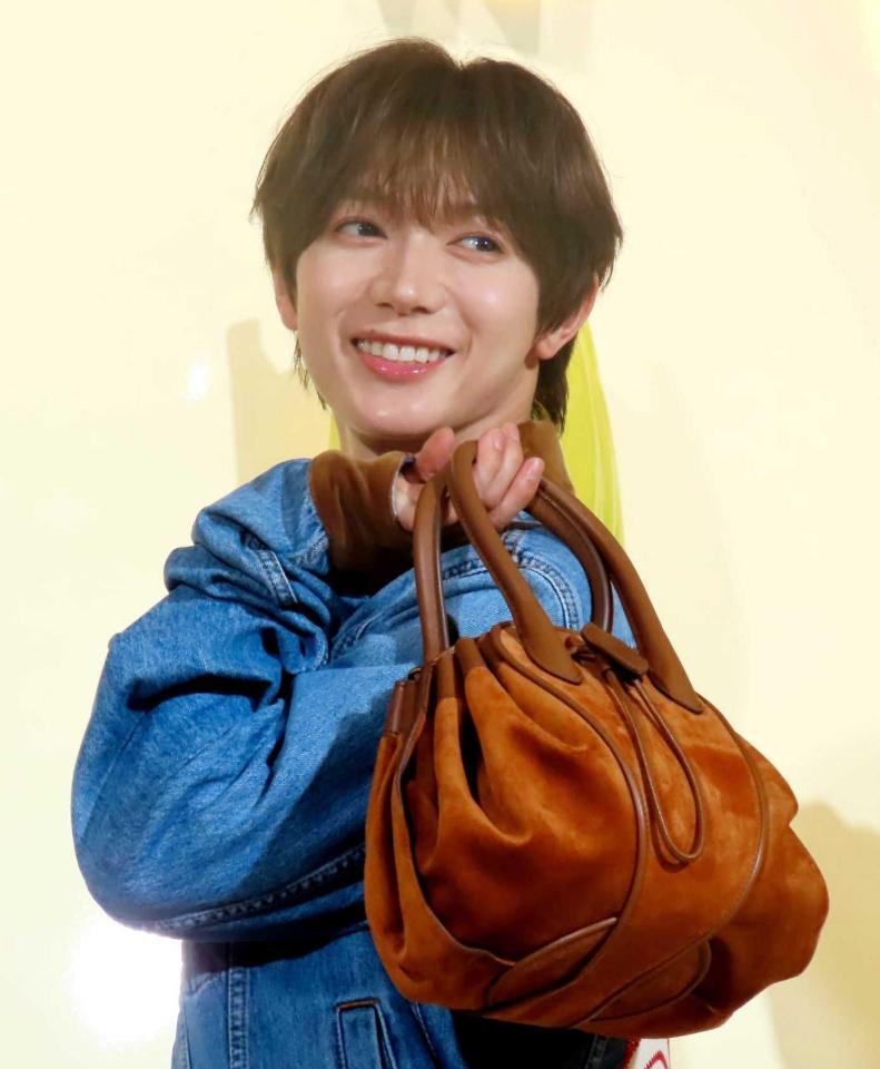 　ポーズをとる七五三掛龍也