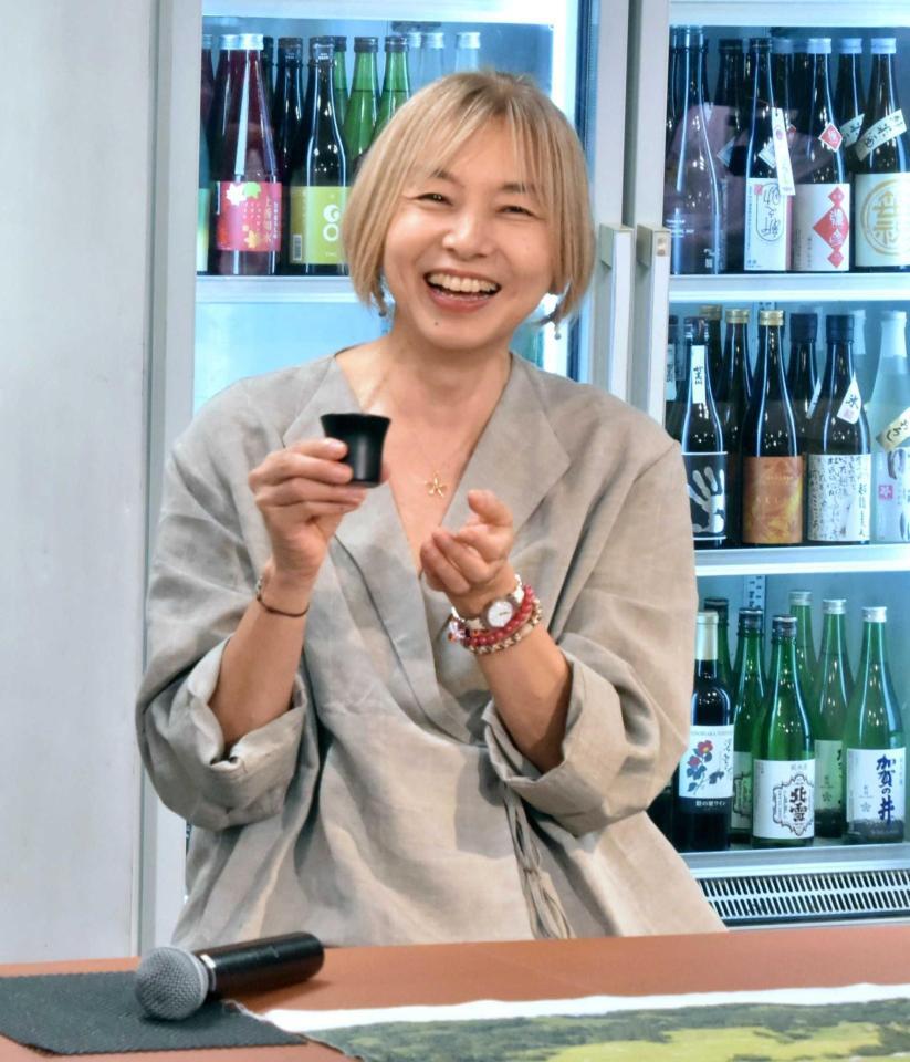 　イベントで日本酒を試飲する山口智子