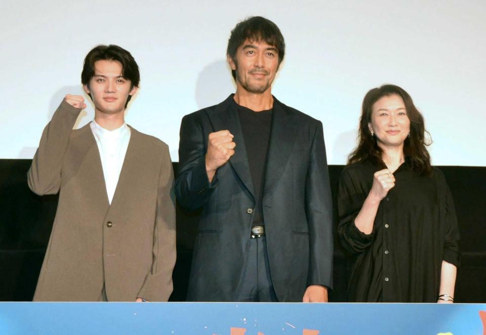 　（左から）藤原大祐、阿部寛、夏川結衣