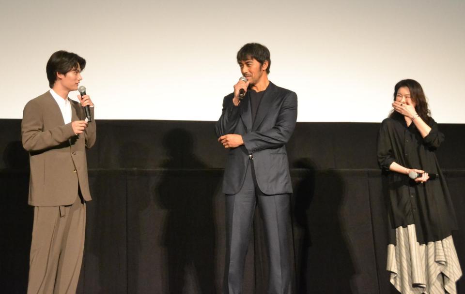 　「俺ではない炎上」大炎上御礼イベントに登場し、藤原大祐（左）にツッコミを入れる阿部寛（中央）と笑う夏川結衣＝新宿区・新宿ピカデリー