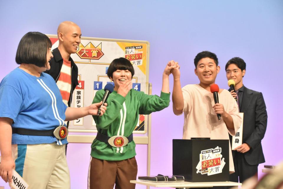 　抽選ボックスの中で手をつないでしまったヨネダ２０００の誠（中央左）と四千頭身・後藤拓実（同右）