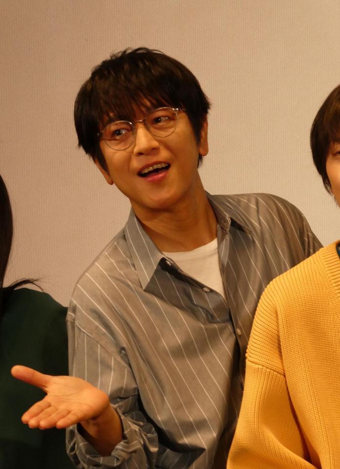 　写真に応じる及川光博