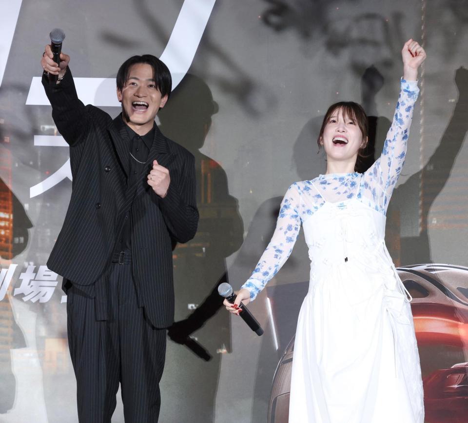 　夫婦で登壇し笑顔の石川界人、内田真礼（撮影・金田祐二）