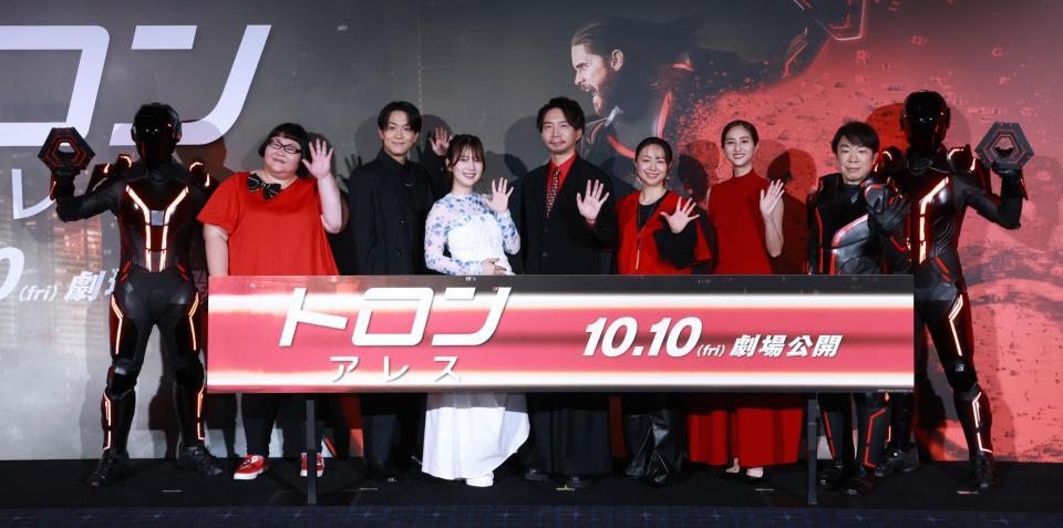 　ジャパンプレミアを盛り上げた（左から）安藤なつ、石川界人、内田真礼、諏訪部順一、田村睦心、堀田茜、ダンディ坂野（撮影・金田祐二）