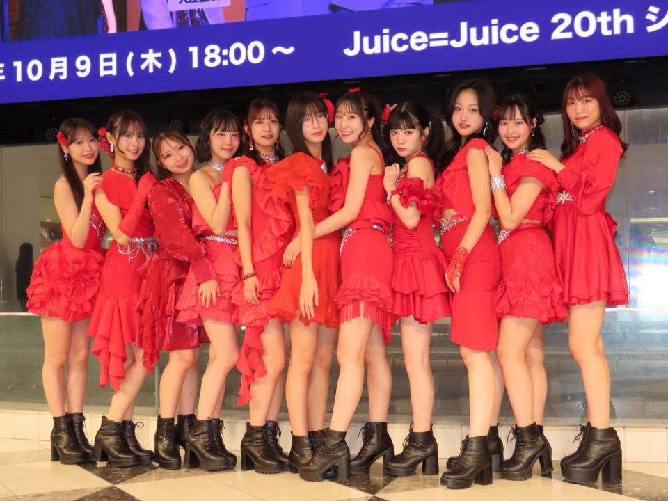 　ミニライブを行ったＪｕｉｃｅ＝Ｊｕｉｃｅの（左から）工藤由愛、石山咲良、有澤一華、江端妃咲、井上玲音、林仁愛、段原瑠々、川嶋美楓、遠藤彩加里、入江里咲、松永里愛