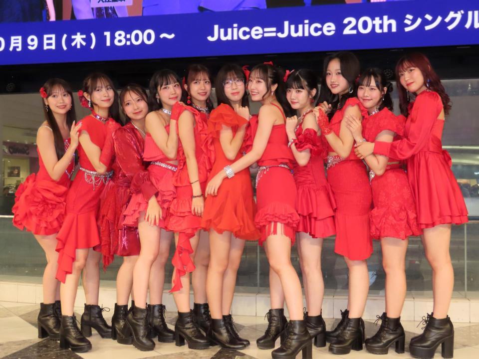 　ミニライブを行ったＪｕｉｃｅ＝Ｊｕｉｃｅの（左から）工藤由愛、石山咲良、有澤一華、江端妃咲、井上玲音、林仁愛、段原瑠々、川嶋美楓、遠藤彩加里、入江里咲、松永里愛