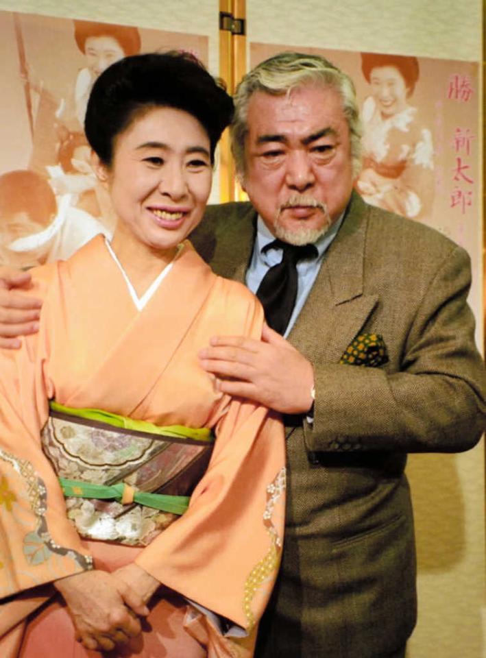 　仲の良かった中村玉緒（左）と勝新太郎さん（１９９６年）