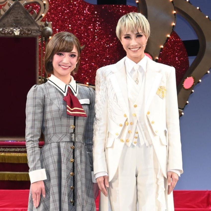 　終演後のフォトセッションに応じる風羽咲季（左）と大路りせ（撮影・高部洋祐）