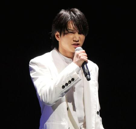 　劇中歌を披露する三浦宏規