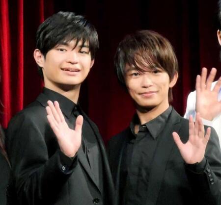 　手を振る渡邉蒼（左）と加藤清史郎