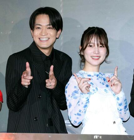 　夫婦そろって笑顔でポーズをとる石川界人（左）と内田真礼（撮影・金田祐二）