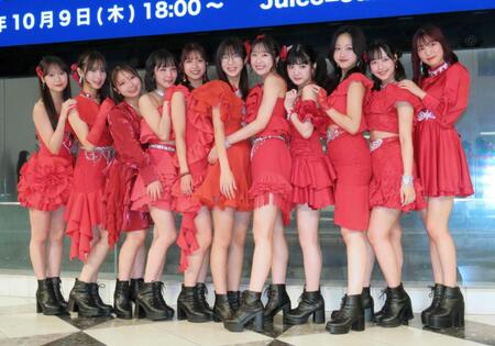 　ミニライブを行ったＪｕｉｃｅ＝Ｊｕｉｃｅの（左から）工藤由愛、石山咲良、有澤一華、江端妃咲、井上玲音、林仁愛、段原瑠々、川嶋美楓、遠藤彩加里、入江里咲、松永里愛