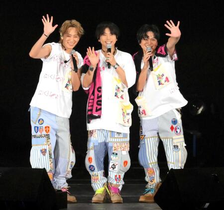 　客席に向かって手を振るＮＥＷＳ（左から）小山慶一郎、増田貴久、加藤シゲアキ（撮影・伊藤笙子）