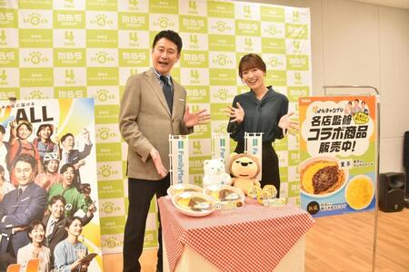 　コラボ商品をアピールする（左から）ＭＢＳ・河田直也アナウンサー、山崎香佳アナ