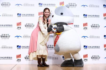 　イベントに出席したゆうちゃみ（左）ととうしくん