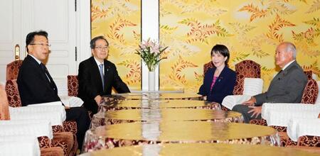 　会談に臨む自民党の高市総裁（中央右）と公明党の斉藤代表（同左）