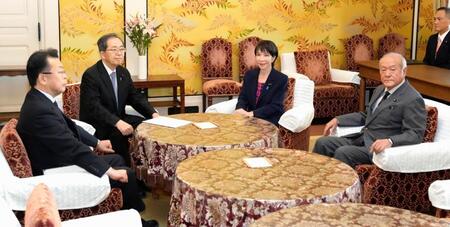 　会談に臨む自民党の高市総裁（中央右）と公明党の斉藤代表（同左）。右端は自民党の鈴木幹事長、左端は公明党の西田幹事長