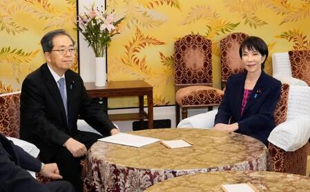 　会談に臨む自民党の高市総裁（右）と公明党の斉藤代表。斉藤代表は会談で連立政権の枠組みから離脱すると伝えた