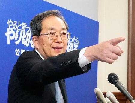 　記者会見で質問者を指名する公明党の斉藤代表