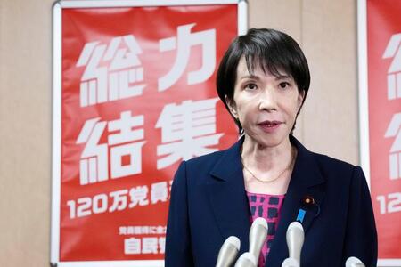 　公明党の斉藤代表との会談を終え、記者団の取材に応じる自民党の高市総裁